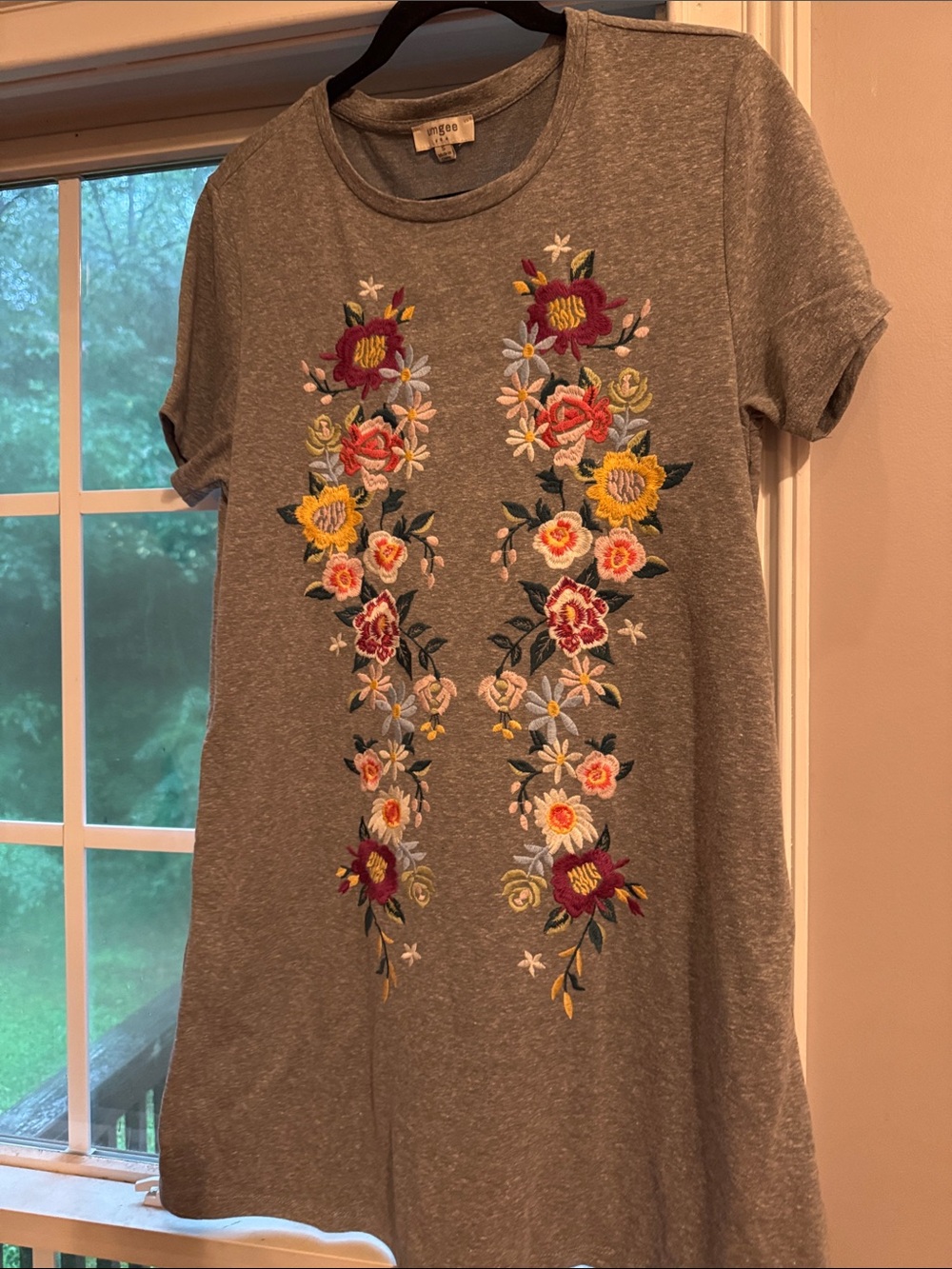 Umgee Gray Short-Sleeve Tee with Multicolor Floral Embroidery